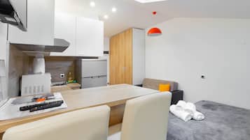 Escritorio, cortinas blackout y tabla de planchar con plancha