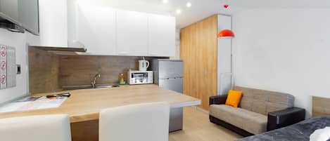 Estudio superior (S1) | Escritorio, cortinas blackout y tabla de planchar con plancha