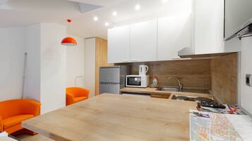 Estudio superior (S3) | Escritorio, cortinas blackout y tabla de planchar con plancha