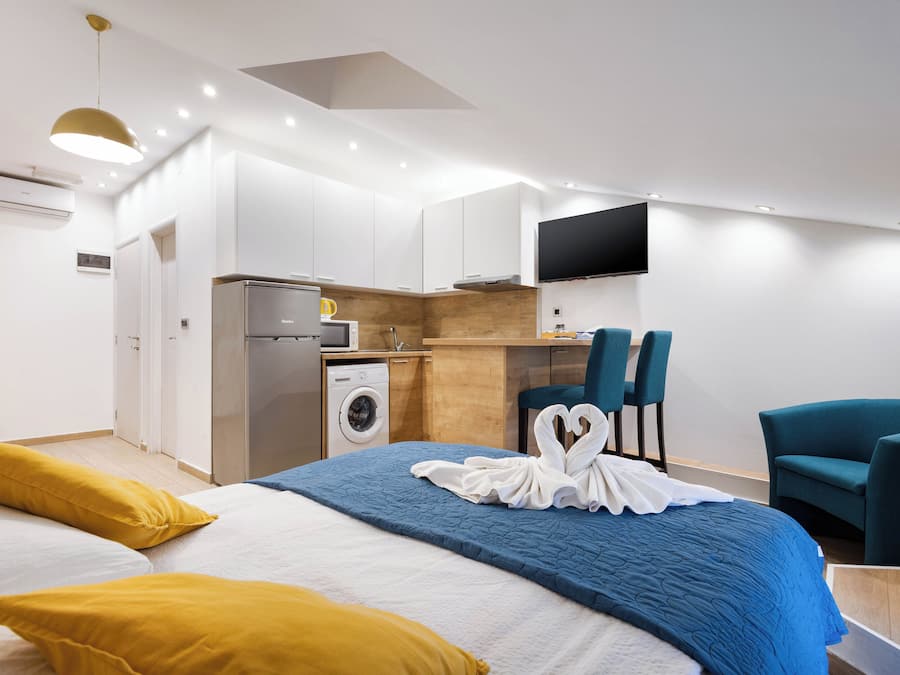 Estúdio superior (S3) | Escrivaninha, cortinas blackout, ferros/tábuas de passar roupa