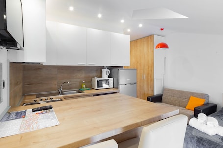 Escritorio, cortinas blackout y tabla de planchar con plancha