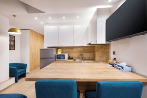 Estúdio superior (S3) | Escrivaninha, cortinas blackout, ferros/tábuas de passar roupa