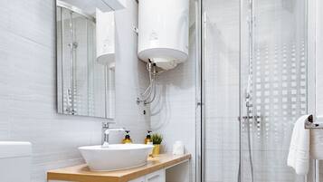 Studio – superior (S1) | Bad | Toalettartikler (inkludert), hårføner, håndklær og såpe