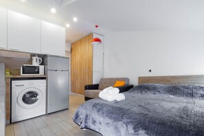 Superior-studio (S2) | Työpöytä, pimennysverhot, silitysrauta/-lauta, ilmainen Wi-Fi