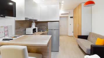 Escritorio, cortinas blackout y tabla de planchar con plancha
