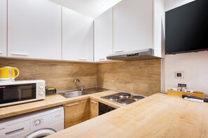 Estudi superior (S3) | Cuina privada | Frigorífic, microones, forn i placa de cuina 