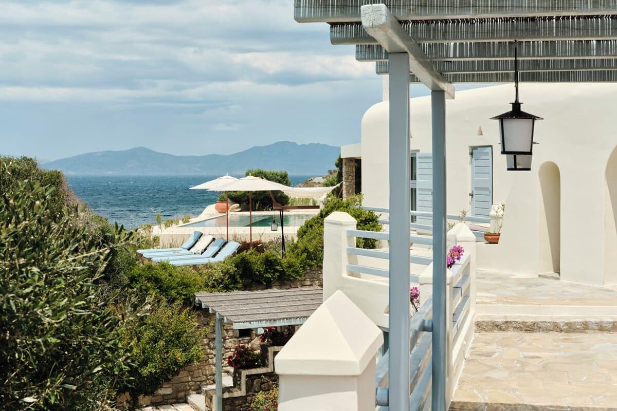 Caja de seguridad en la habitación y espacio para trabajar con laptop