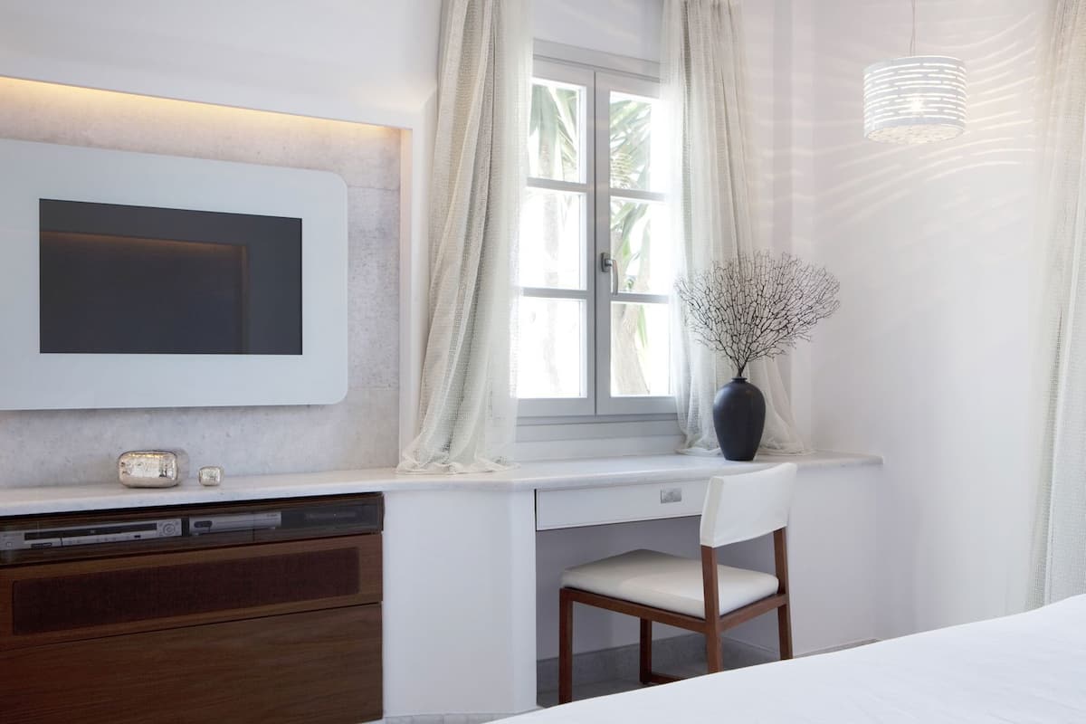 Senger med overmadrass, minibar, safe på rommet og skrivebord