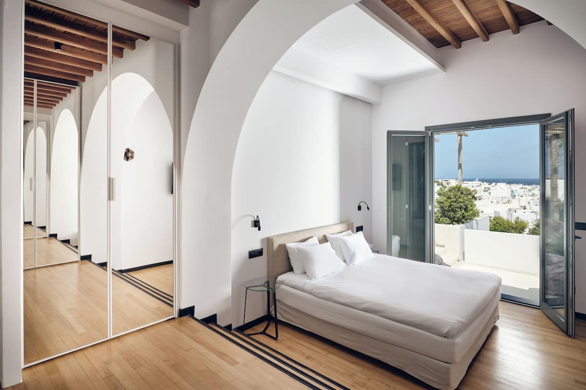 Caja de seguridad en la habitación y espacio para trabajar con laptop