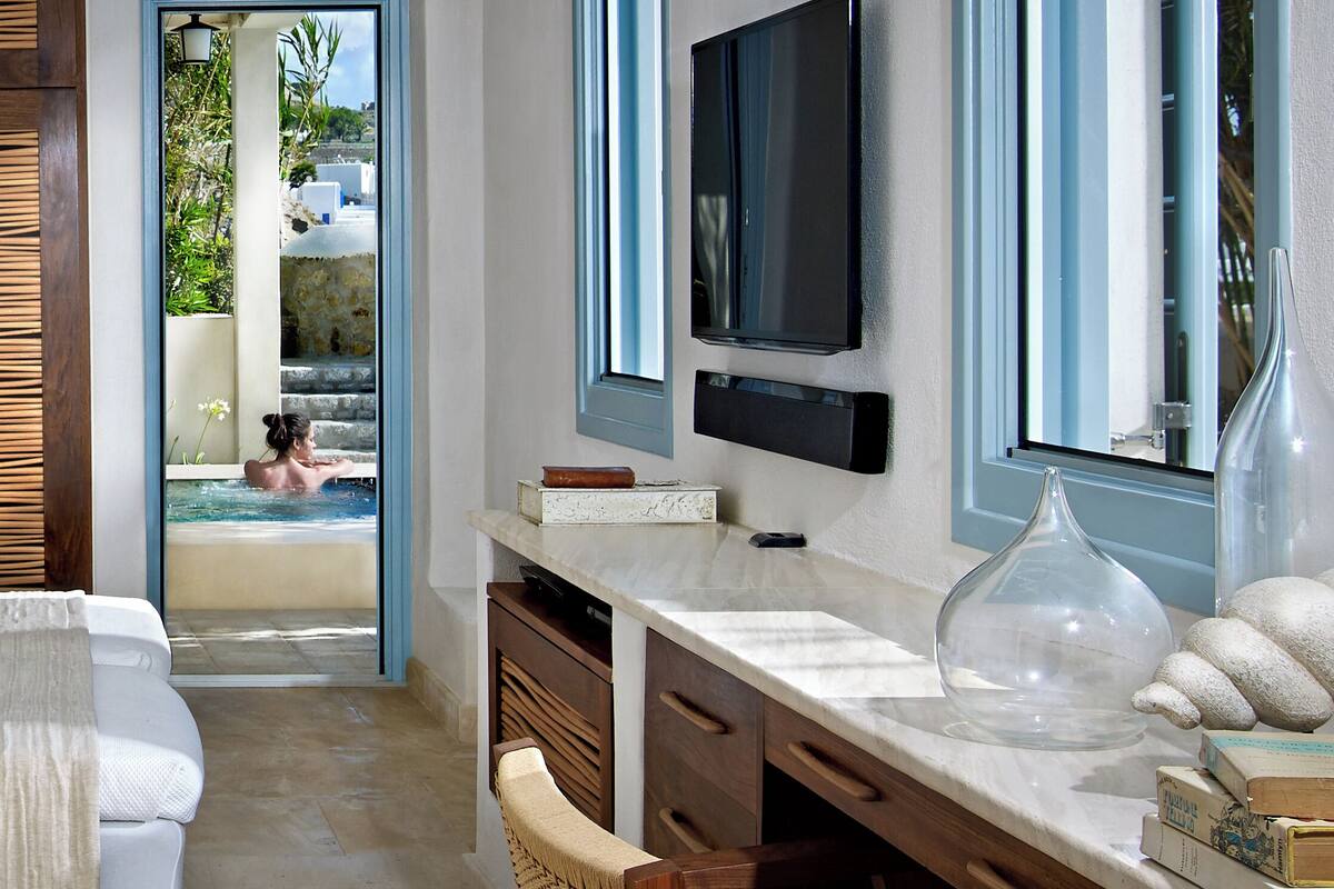 Villa, 3 soverom, spabadekar, ved strandkanten (Waterfront Villa) | Senger med overmadrass, minibar, safe på rommet og skrivebord