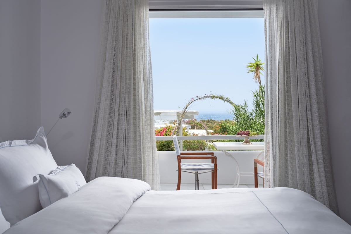 Suite – honeymoon (Sea or Pool View) | Senger med overmadrass, minibar, safe på rommet og skrivebord