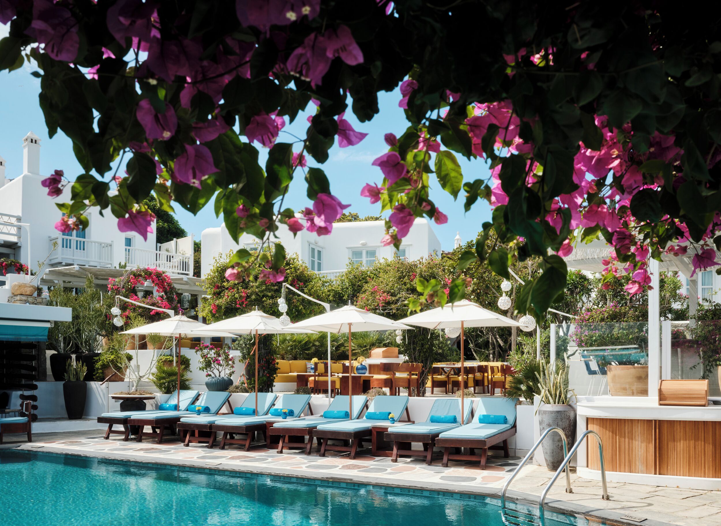 حمّام سباحة خارجي، كبائن مجانية، مظلات على حمّام السباحة