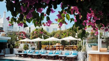 Piscina externa, barracas de cortesia, guarda-sóis