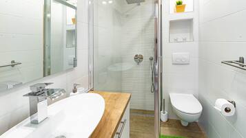 Studio Supérieur | Salle de bain | Articles de toilette gratuits, sÚche-cheveux, peignoirs