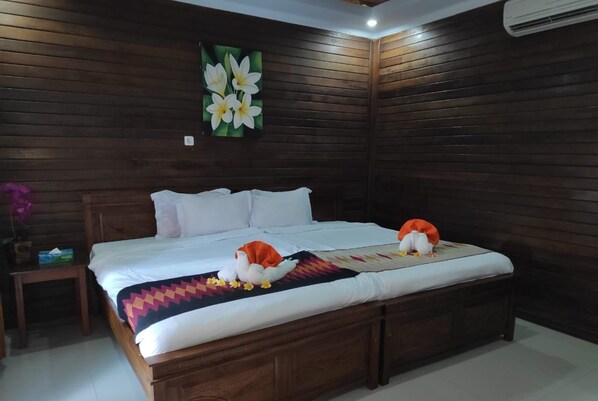 Desk, rollaway beds, bed sheets