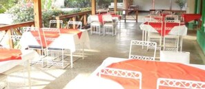 Der serveres morgenmad, frokost og lokale og internationale retter