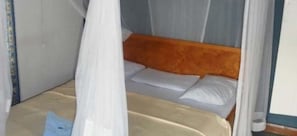 Dreibettzimmer | Betten mit Memory-Foam-Matratzen, Schreibtisch, VerdunkelungsvorhÀnge