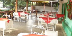 Der serveres morgenmad, frokost og lokale og internationale retter