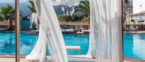 Seasonal outdoor pool, pool umbrellas, sun loungers