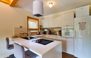Réfrigérateur, four à micro-ondes, surface de cuisson, lave-vaisselle