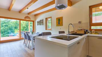 Fridge, stovetop, dishwasher, coffee/tea maker