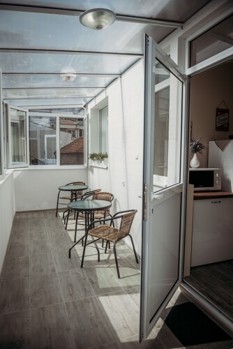 Entire flat with private entrance and back yard garden. 7 min walk to the beach