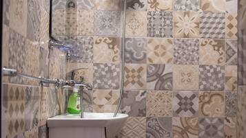 Douche, savon, papier toilette