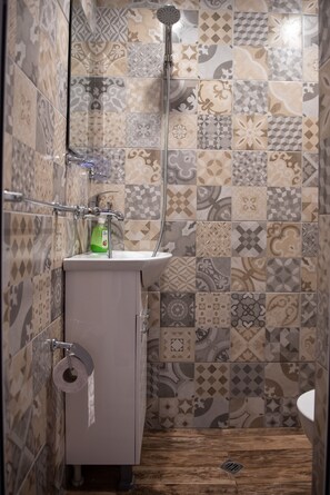 Douche, savon, papier toilette