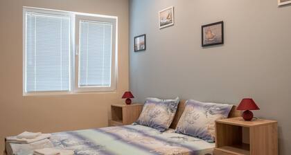 Piso completo con entrada privada y jardín trasero. 7 minutos a pie de la playa