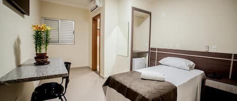 Minibar, wifi gratis y ropa de cama