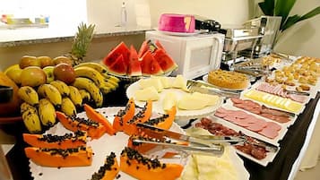 Café da manhã com buffet grátis todos os dias