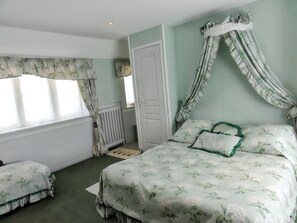 1 slaapkamer, een bureau, een strijkplank/strijkijzer, wifi