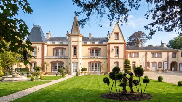 A large, stately building with a symmetrical facade, multiple windows, and a central tower. - Homerez - Apt. Saint-Martin-des-Entrées (Saint-Martin-des-Entrées)