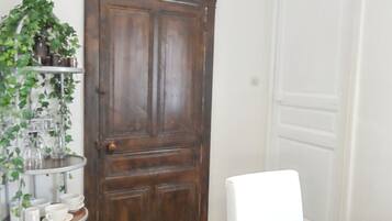 1 bedroom, desk, iron/ironing board, free WiFi