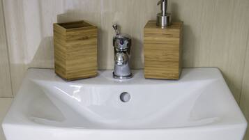 Comfort Apartment, 2 Bedrooms (Ground Floor) | Bathroom | Shower, free toiletries, hair dryer, towels