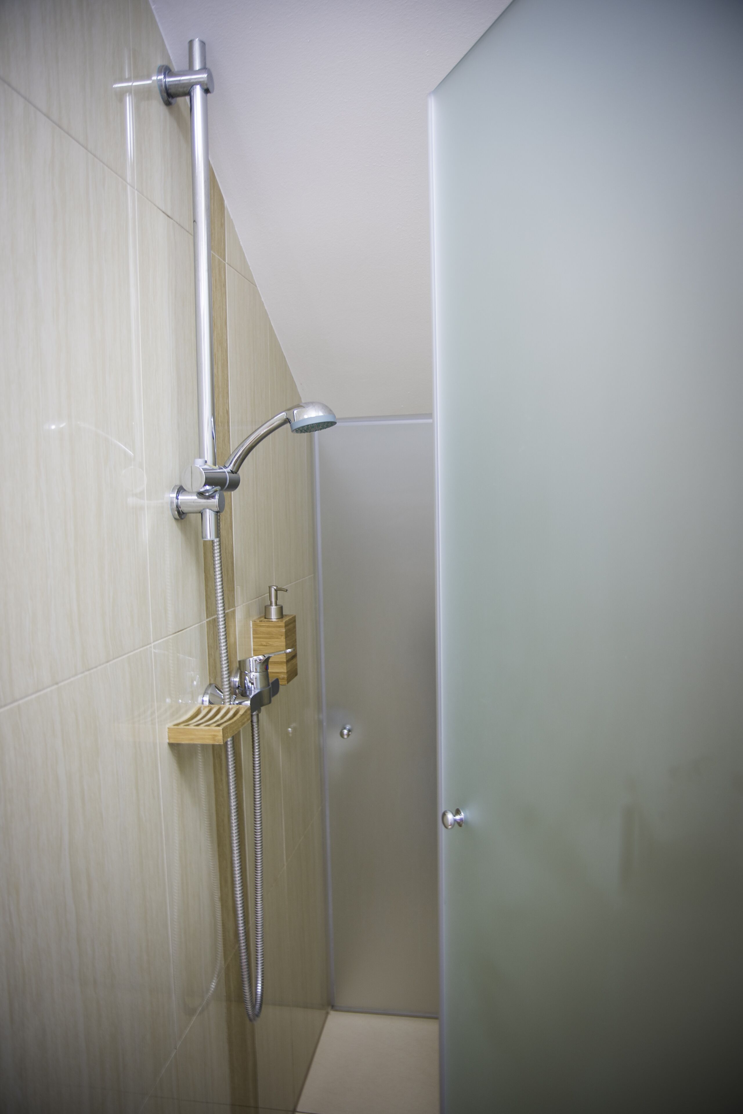 Departamento Confort, 2 habitaciones (Ground Floor) | Baño | Regadera, amenidades de baño gratuitas, secadora de cabello, toallas 