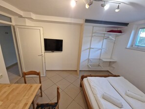 Classic Apartment | Individually decorated, individually furnished, desk, laptop workspace - Zvezdica (Ljubljana)