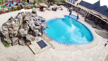 Outdoor pool, free pool cabanas, pool umbrellas