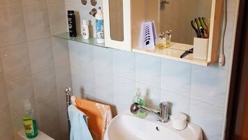 Lägenhet - 1 sovrum | Badrum | Dusch, gratis toalettartiklar, hårtork och handdukar