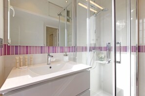Dusche, Haartrockner, Handtücher, Seife