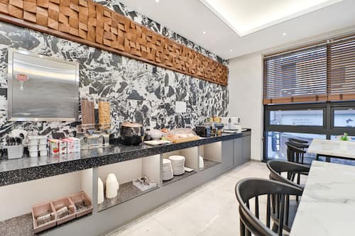 Buffet déjeuner gratuit tous les jours