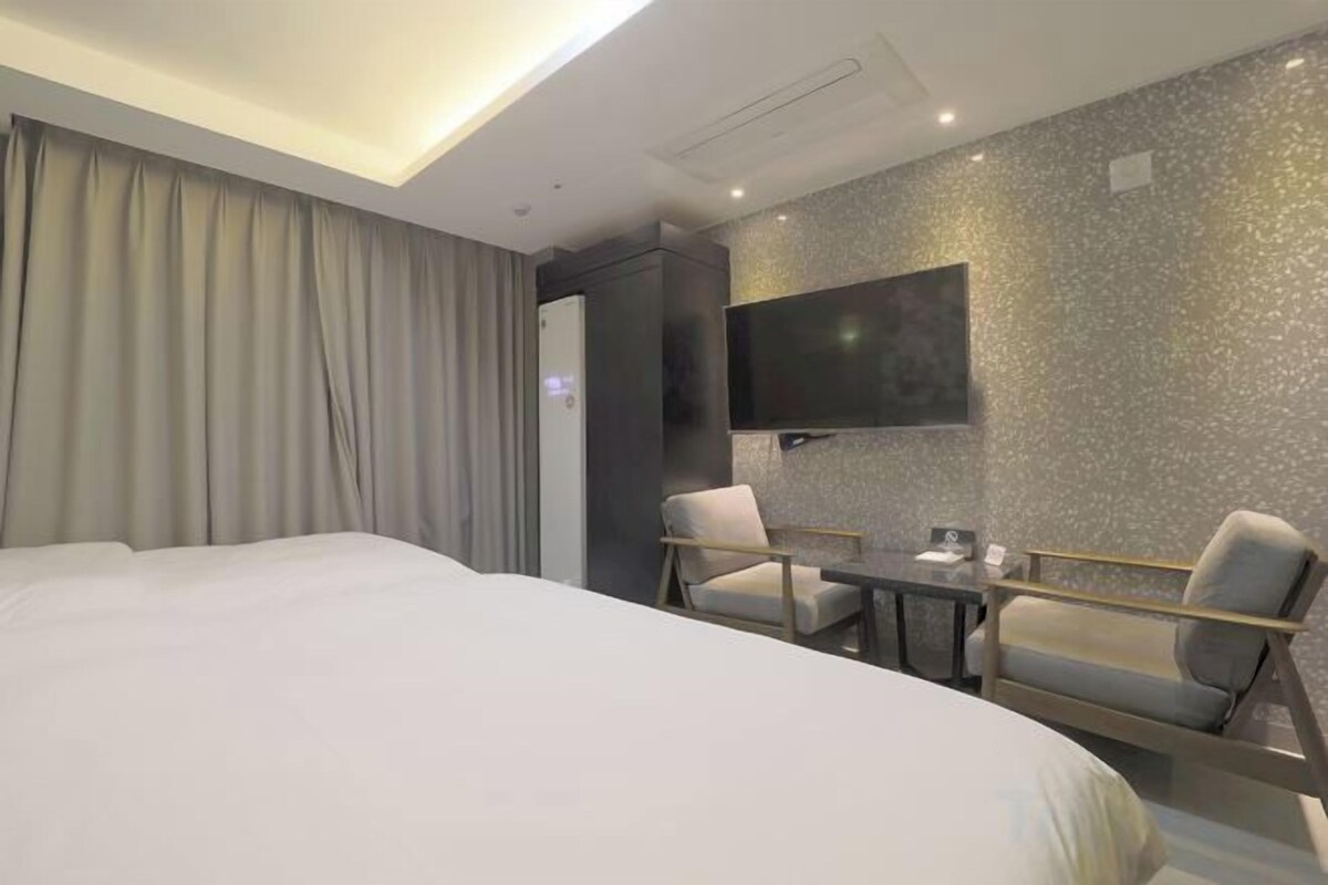 Premium bedding, down duvets, in-room safe, desk