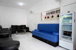 Lobby sitting area - RedDoorz near Mataram University (Mataram)