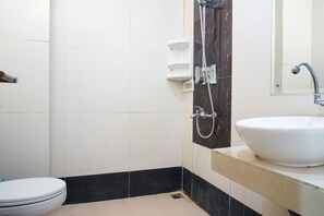 Deluxe Room | Bathroom | Shower, free toiletries, towels - Residences by RedDoorz near Kemang Square (Jakarta)