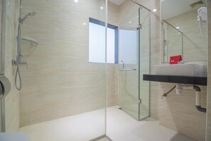 Chambre exécutive | Salle de bain | Douche, articles de toilette (gratuits), pantoufles, serviettes fournies