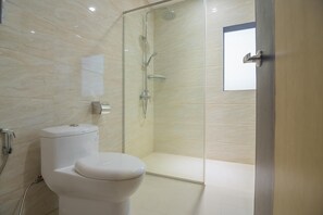 Executive-Zimmer | Badezimmer | Dusche, kostenlose Toilettenartikel, Hausschuhe, Handtücher