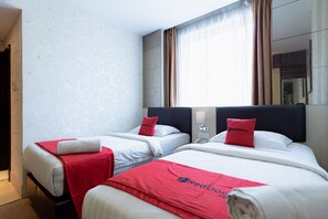 Twin Room | Desk, free WiFi - RedDoorz Premium near Grand Batam Mall (Batam)