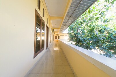 레드도어즈 - 누사 센다나 대학교 근처