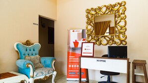 Reception - RedDoorz near Cipinang Indah Mall (Jakarta)