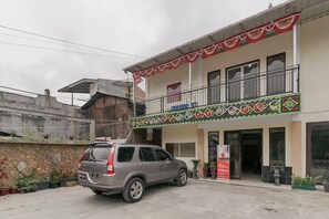 Front of property - RedDoorz near Tahura Berastagi (Berastagi)